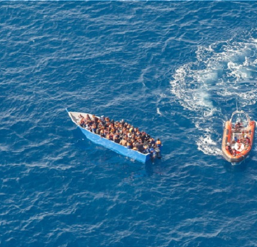 Δύο μικρά παιδιά απανθρακωμένα σε σκάφος με μετανάστες που διέσχιζε τη Μεσόγειο