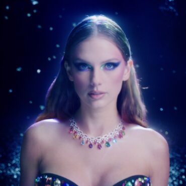 Η Taylor Swift μεταμορφώνεται σε Σταχτοπούτα στο video του «Bejeweled»