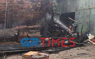 Θεσσαλονίκη: Κάηκε το καραβάκι «Κωνσταντής» που έκανε δρομολόγια στις ακτές του Θερμαϊκού