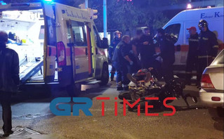 Σφοδρό τροχαίο στη Θεσσαλονίκη: ΙΧ συγκρούστηκε με μηχανή – Τρεις τραυματίες