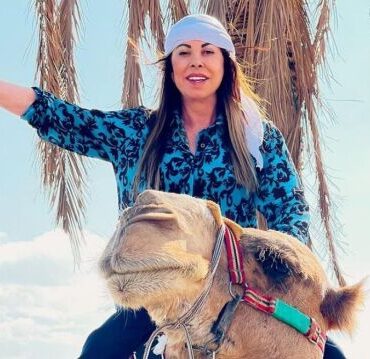Άντζελα Δημητρίου: Έφτασε στην Ιερουσαλήμ και πόζαρε πάνω σε μία καμήλα