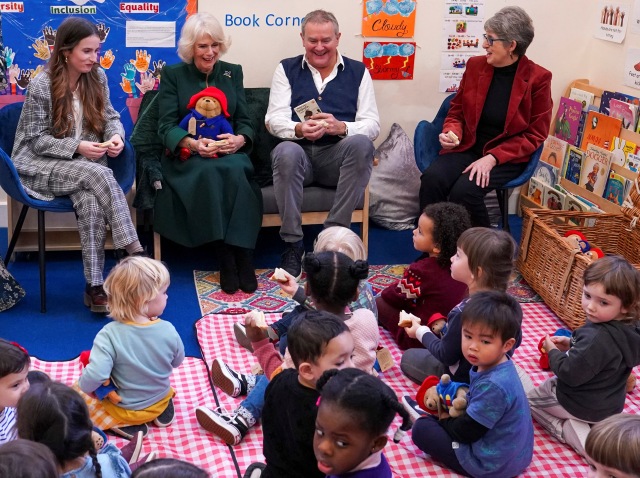 Βρετανία: Η Καμίλα δώρισε σε παιδικό σταθμό του Λονδίνου αρκουδάκια Πάντινγκτον, αφιερωμένα στη μνήμη της Ελισάβετ