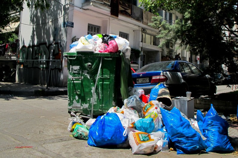 Γέμισε σκουπίδια η Θεσσαλονίκη – Ζέρβας: Ως εδώ και μη παρέκει – 400 τόνοι κάθε μέρα στους δρόμους