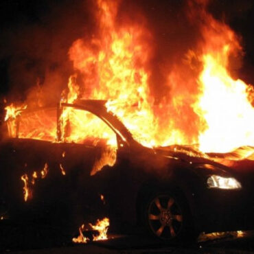 Θεσσαλονίκη: 55χρονη συνελήφθη για εμπρησμό – Έβαλε φωτιά σε πυλωτή και κάηκε ένα αυτοκίνητο