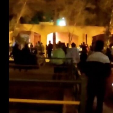 Ιράν: Στις φλόγες το σπίτι του αγιατολάχ Χομεϊνί - Αναφορές πως πυρπολήθηκε από διαδηλωτές