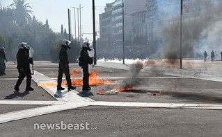 Μολότοφ και χημικά στην πορεία στο κέντρο της Αθήνας – Δείτε φωτογραφίες στο Newsbeast