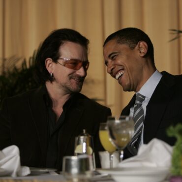 Ο Bono των U2 υποβλήθηκε σε εγχείρηση καρδιάς λόγω προβλήματος στην αορτή του