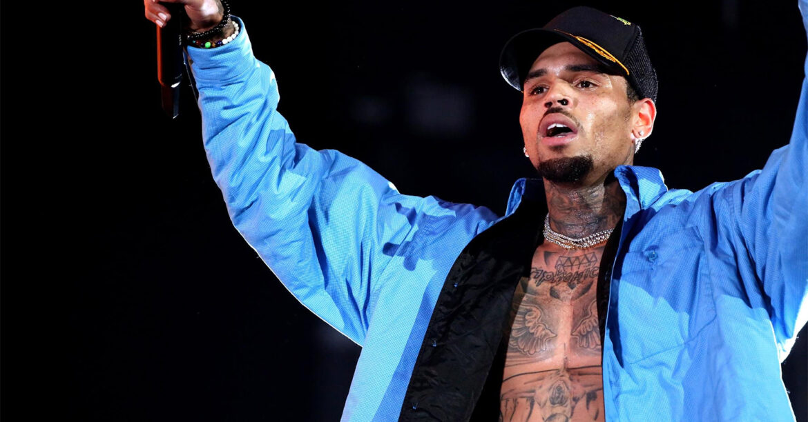 Ο Chris Brown αποδοκιμάστηκε στα AMAs 2022 – Η αντίδραση της Kelly Rowland