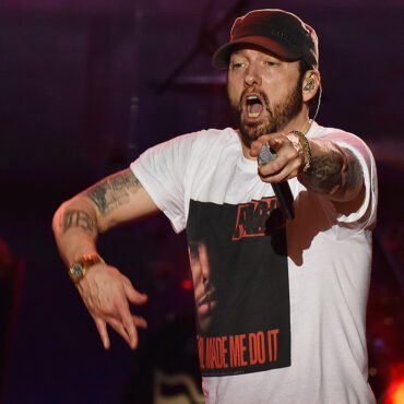 Ο Eminem κάνει ένα επικό rap battle με τον Spider-Man