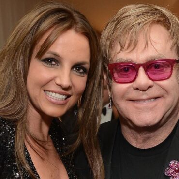 Elton John και Britney Spears μοιράζονται την ακουστική εκδοχή του «Hold Me Closer»