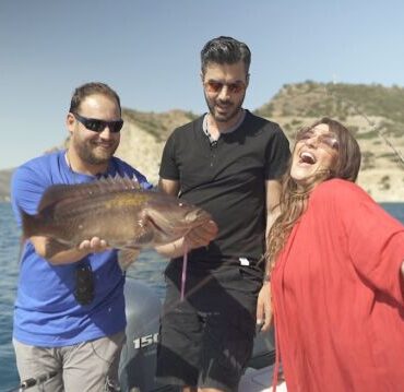 Fishy: Συναντά την Κατερίνα Ζαρίφη και ταξιδεύουν στην Αίγινα