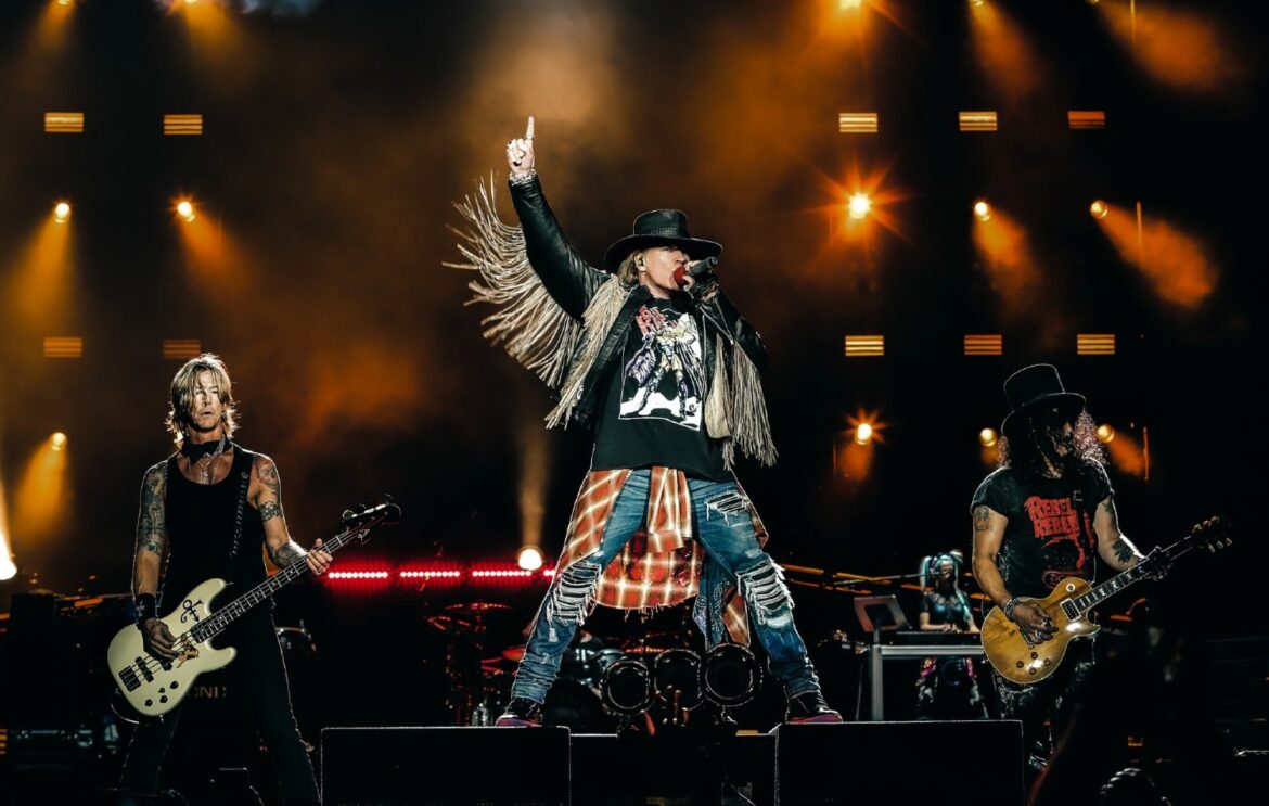 Guns N’ Roses: Ο Axl Rose αποδοκιμάζει τους «πειρατές με drone» στις συναυλίες του συγκροτήματος