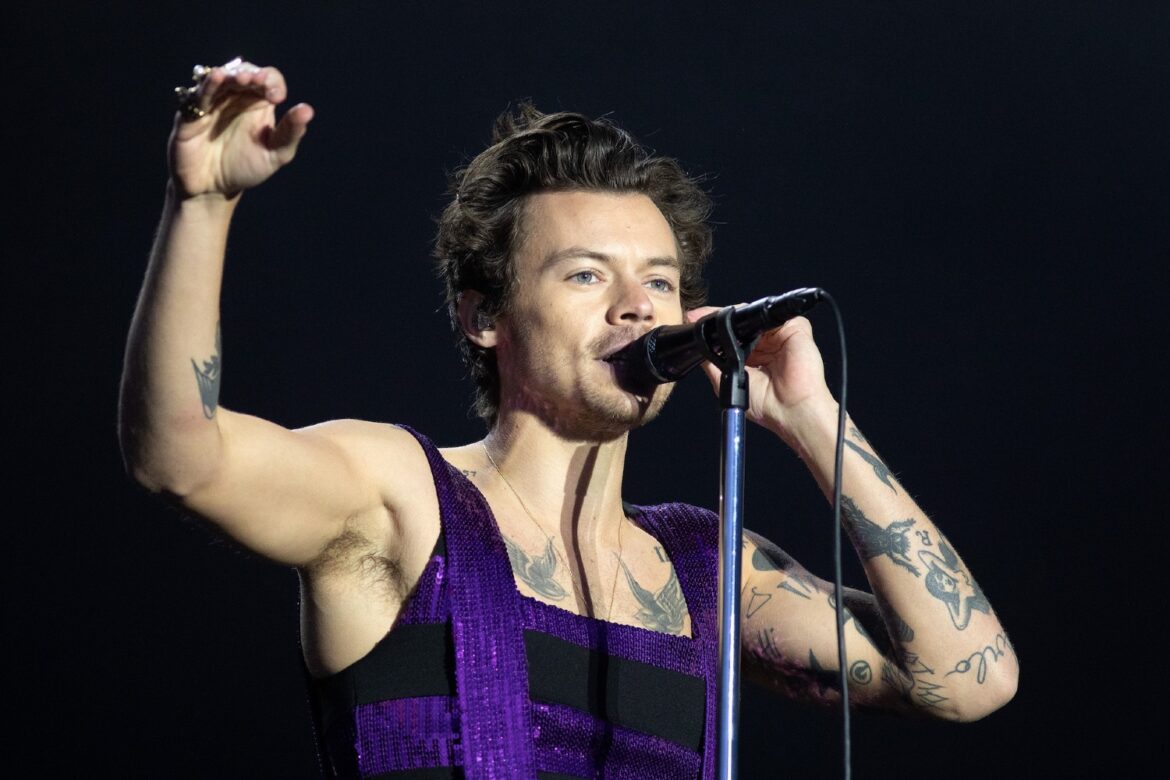 Harry Styles: Οκτώ θεατές λιποθύμησαν σε συναυλία του στην Κολομβία – Σκηνές χάους