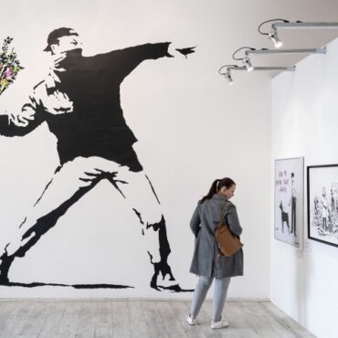 O Banksy κατηγορεί την Guess για κλοπή και καλεί τους… κλέφτες να επισκεφτούν το κατάστημα