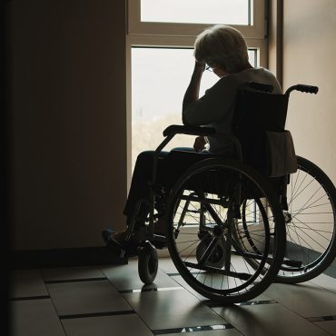 Καταγγελίες για κακή περίθαλψη ηλικιωμένων και απαξιωτικές συμπεριφορές στα γηροκομεία