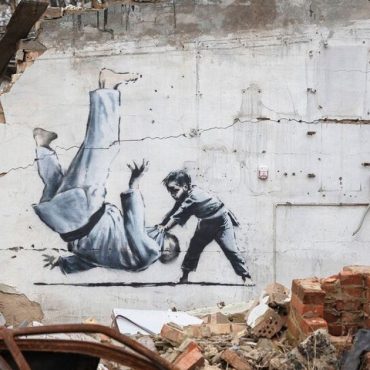 Banksy: Οι θεωρίες για την ταυτότητά του και η δικαστική διαμάχη που απειλεί να την αποκαλύψει