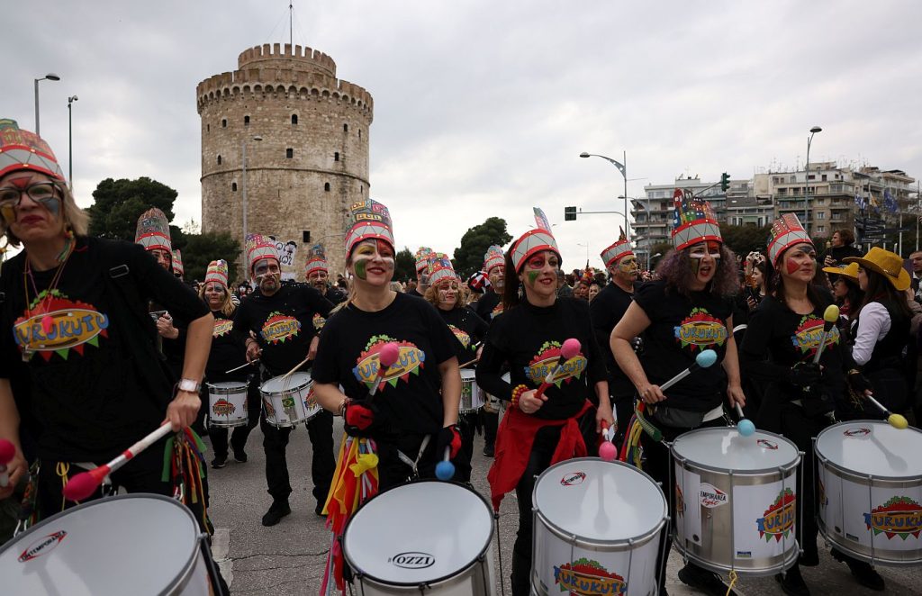 Μεγάλη συμμετοχή του κόσμου στην καρναβαλική παρέλαση της Θεσσαλονίκης