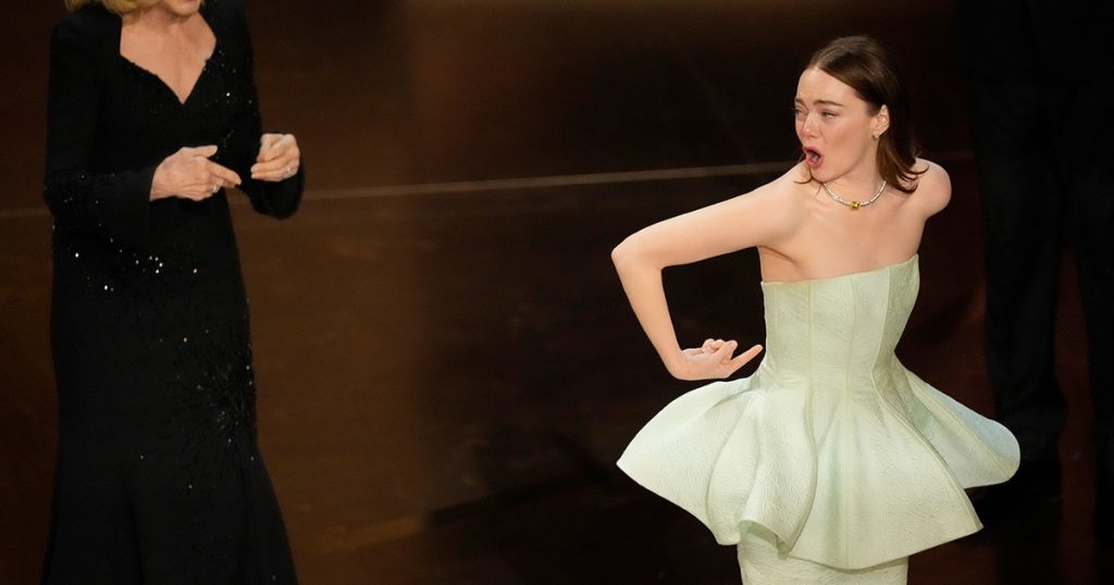 Το σκισμένο φόρεμα της Έμα Στόουν στη σκηνή των Όσκαρ 2024 και η ατάκα για τον Ράιαν Γκόσλινγκ