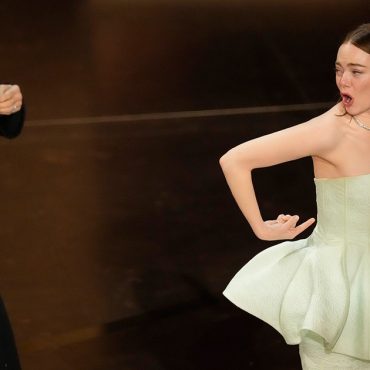 Το σκισμένο φόρεμα της Έμα Στόουν στη σκηνή των Όσκαρ 2024 και η ατάκα για τον Ράιαν Γκόσλινγκ
