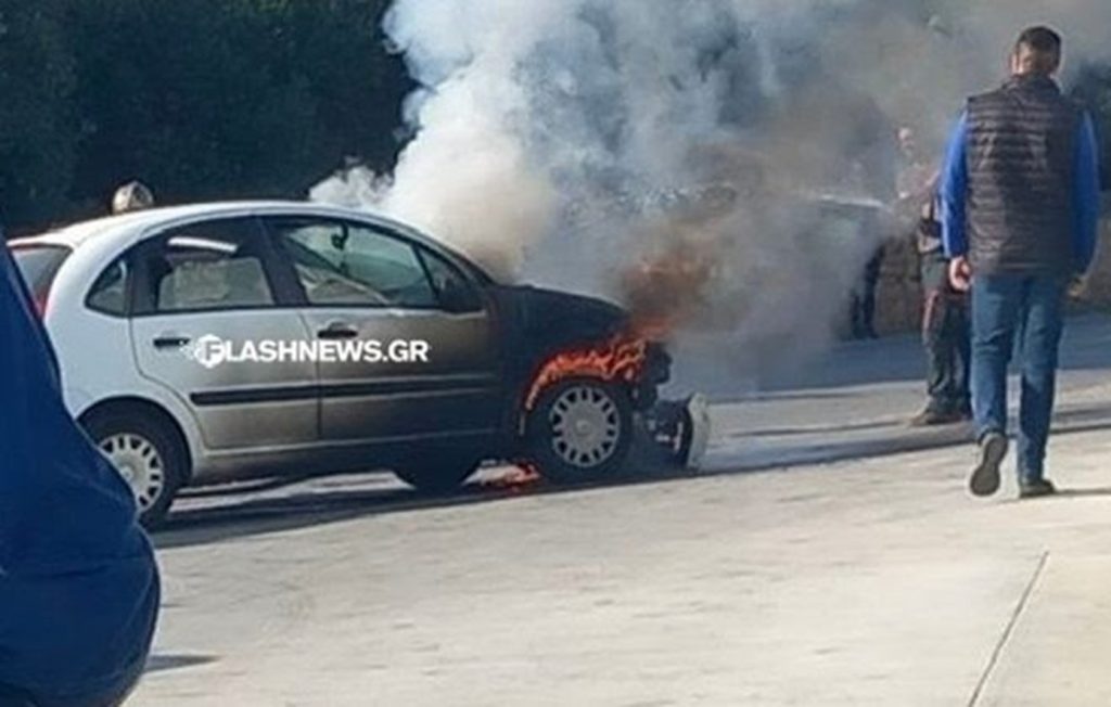 Αυτοκίνητο πήρε φωτιά στη μέση του δρόμου στην Κρήτη
