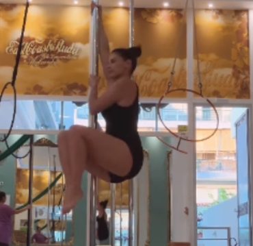 Βίντεο: Η Χριστίνα Μπόμπα κάνει pole dancing