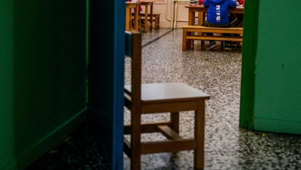Καθαρίστρια κατηγορείται ότι φωτογράφησε νήπιο στις τουαλέτες σχολείου | in.gr