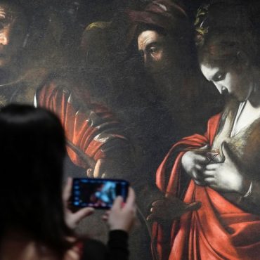 Πώς η νέα έκθεση του Caravaggio στο Λονδίνο ζωντανεύει μια σκοτεινή ιστορία