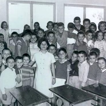 Σαν σήμερα 11 Απριλίου: Η κυβέρνηση Γ. Παπανδρέου το 1964 αλλάζει το εκπαιδευτικό σύστημα – Καθιερώνεται η δημοτική και γίνεται υποχρεωτική η εκπαίδευση για 9 χρόνια