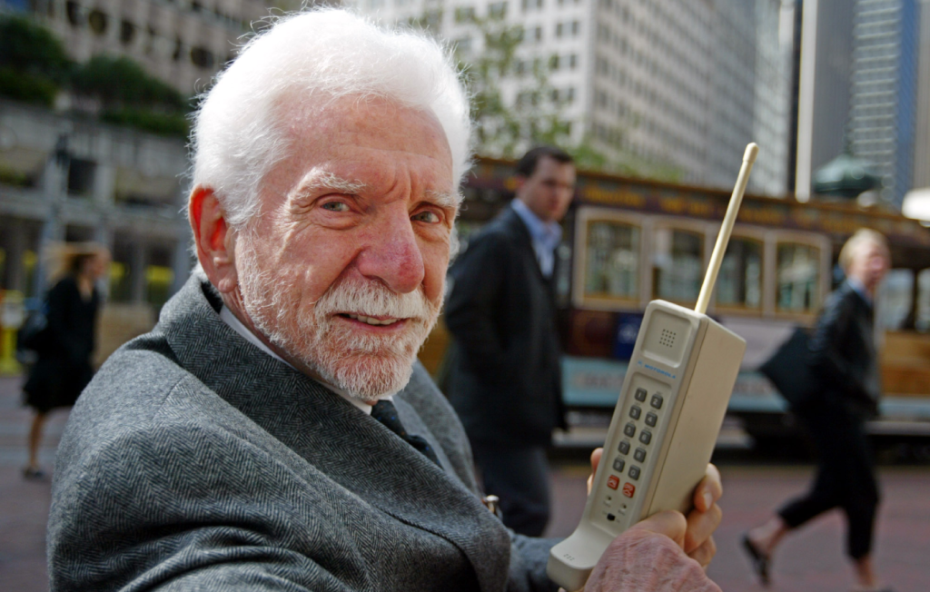 Σαν σήμερα 3 Απριλίου: Πραγματοποιείται η πρώτη κλήση από κινητό τηλέφωνο – Που έμοιαζε με τούβλο