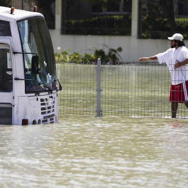 Τι είναι η σπορά νεφών και μπορεί να ευθύνεται για τη «βόμβα βροχής» στο Ντουμπάι