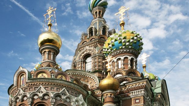 Τι συμβολίζουν οι βολβοειδείς τρούλοι των ρωσικών εκκλησιών; | in.gr